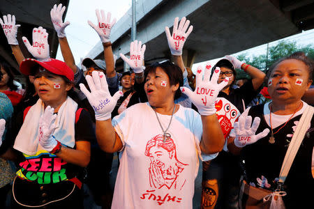 Supporters of ousted former Thai prime minister Yingluck Shinawatra wait for her at the Supreme Court in Bangkok, Thailand, August 25, 2017. REUTERS/Jorge Silva