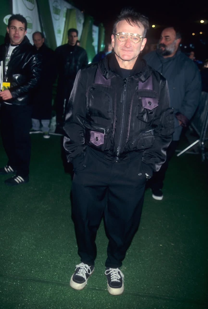 Robin Williams 身穿 Miyake 夾克出席 《Flubber》 首映禮（1997 ）Getty Images 