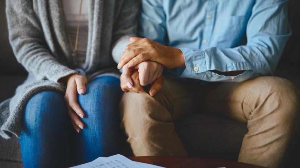 Una pareja tomada de la mano