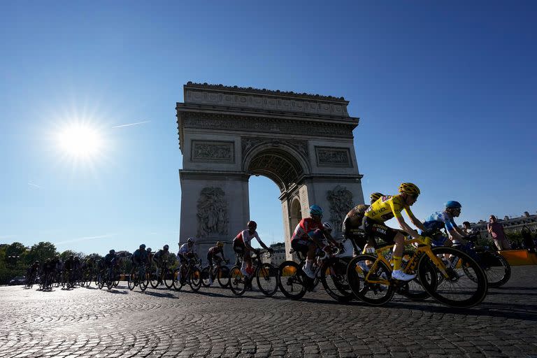 Los ciclistas participantes del Tour de France 2022 circulan por las inmediaciones del Arco del Triunfo, en París