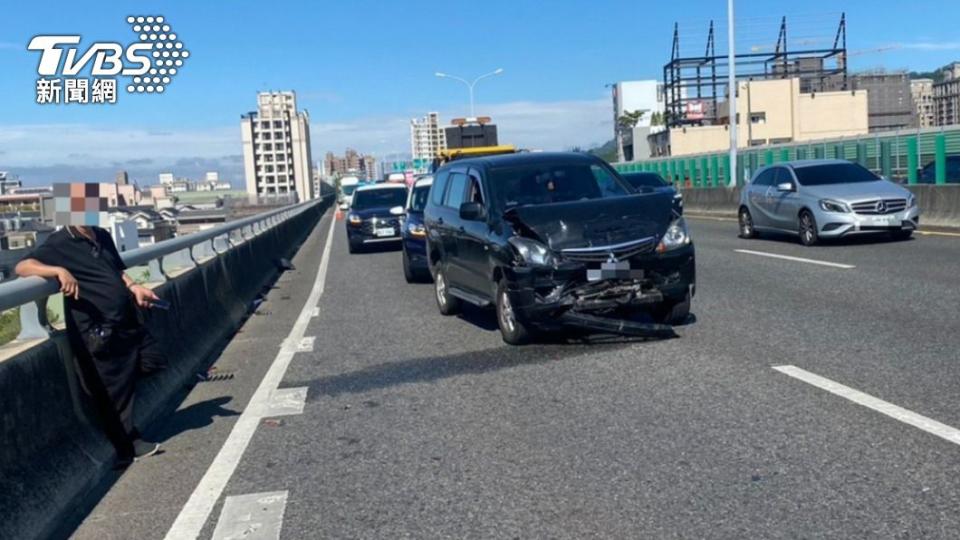 這起事故造成一名駕駛受傷。（圖／TVBS）