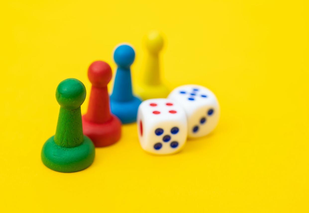 <a href="https://www.shutterstock.com/es/image-photo/colorful-game-chips-two-dice-laid-1804383310" rel="nofollow noopener" target="_blank" data-ylk="slk:Leila Alekto Photo/Shutterstock;elm:context_link;itc:0;sec:content-canvas" class="link ">Leila Alekto Photo/Shutterstock</a>