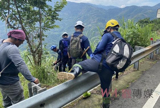 竹崎警分局於25日下午指出，發生在阿里山公路疑似墜崖事件，動員山地義警及消防、義消、民間救難協會人員，歷經12日搜救尋獲，可惜已成冰泠遺體。警方歷經多日吊掛下山搜尋，於 24日再次召集阿里山鄉更多名山地義警、義消擴大搜尋，繼續下切懸崖至5、600公尺後，終於在懸崖下方麻竹園內發現該男子遺體， 25日將大體以背負之方式，背至繩索下放之端末，再以繩索拉上，最後到達吊車可以吊掛之位置，利用吊車吊至地面，在場家屬見大體上來後均痛哭失聲，搜救人員歷經12天的搜救任務也順利結束。