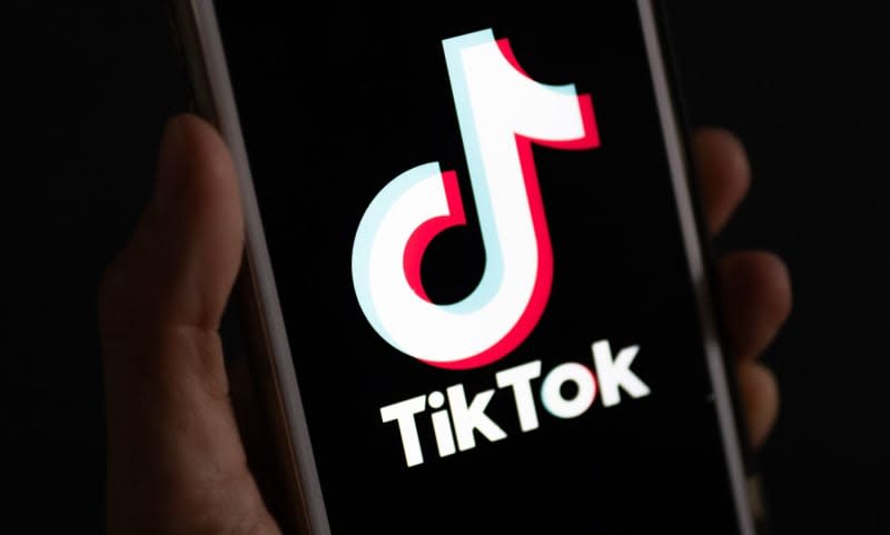 The logo of the TikTok platform is displayed on a smartphone. Monika Skolimowska/dpa