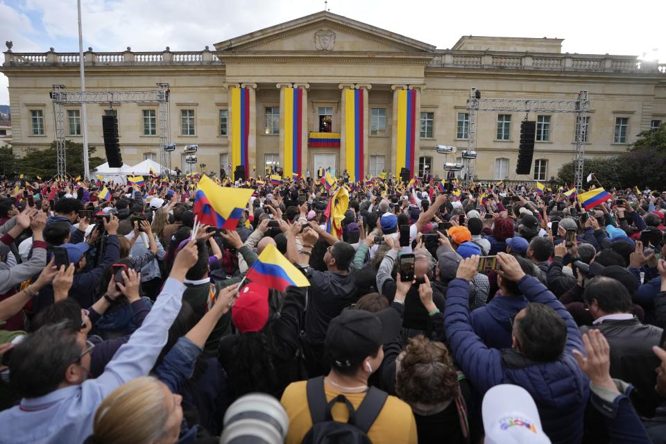 El presidente de Colombia, Gustavo Petro, a la izquierda, acompañado por la primera dama Verónica Alcocer y su hija Antonella Petro, a la derecha, saludan desde el balcón del palacio presidencial de Nariño en Bogotá, Colombia, el martes 14 de febrero de 2023. Miles de simpatizantes de Petro marcharon a favor de sus reformas propuestas. (AP Foto/Fernando Vergara)