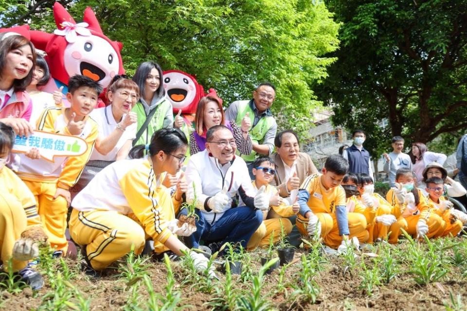 《圖說》侯友宜希望透過植樹讓學生從中學習環境保護的觀念。〈農業局提供〉