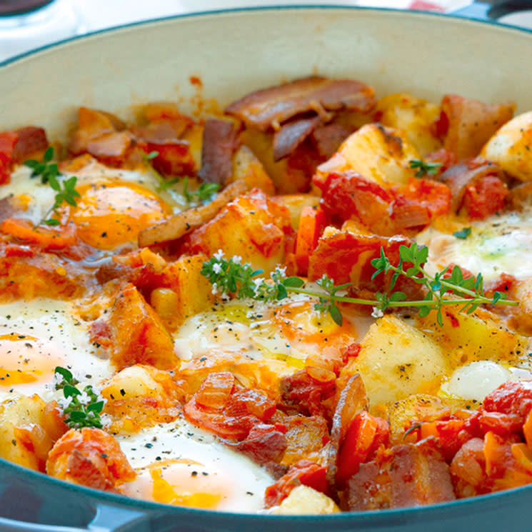 Huevos escalfados con patatas y torreznos