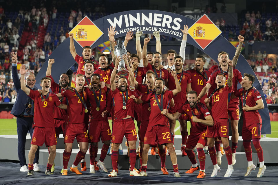 Los jugadores de España tras derrotar a Croacia en una tanda de penales en la final, el domingo 18 de junio de 2023, en Róterdam, Holanda. (AP Foto/Martin Meissner)