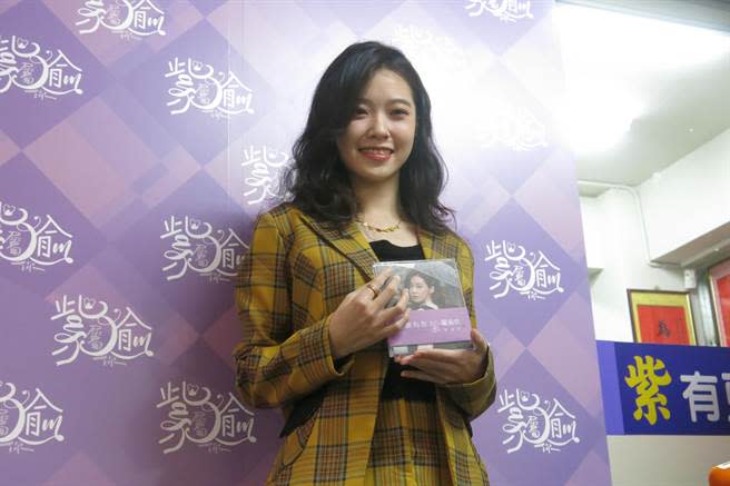 新北市永和區永福里長陳紫渝有「全國最美里長」之稱，推出個人寫真年曆，今（2日）限量1000分發送，前200名可簽名合照。（葉書宏攝）