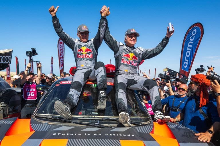 Carlos Sainz (a la derecha), celebra con su copiloto, Lucas Cruzof, la conquista del cuarto Rally Dakar de su carrera