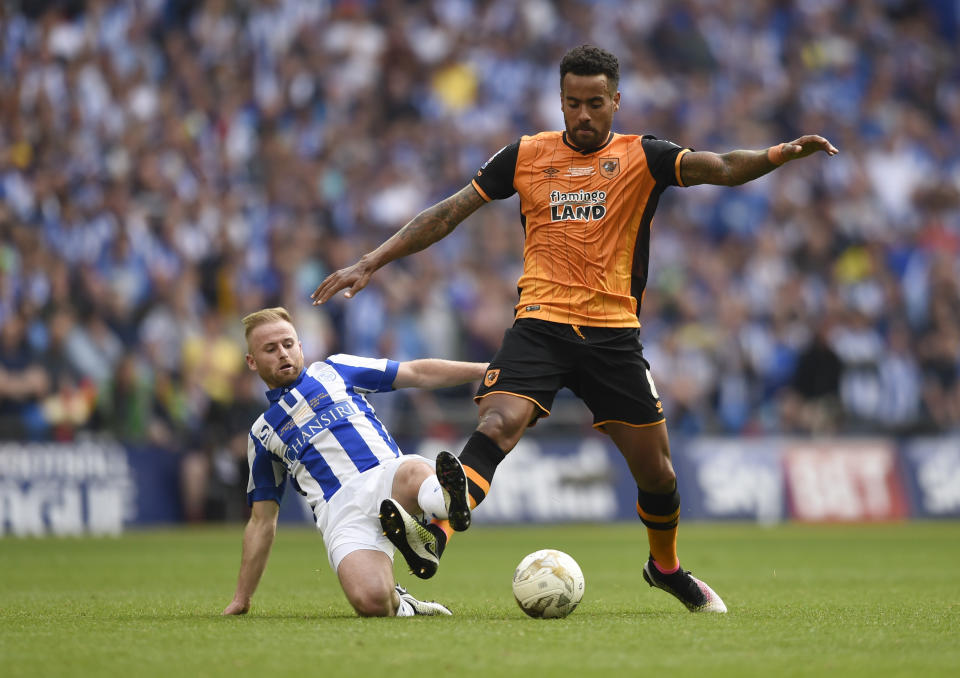 Britain Soccer Football - Hull City v Sheffield Wednesday - Sky Bet Football League Championship Play-Off Final - Wembley Stadium - 28/5/16 Hull City's Tom Huddlestone in action with Sheffield Wednesday's Barry Bannan Action Images via Reuters / Tony O'Brien Livepic EDITORIAL USE ONLY. No use with unauthorized audio, video, data, fixture lists, club/league logos or "live" services. Online in-match use limited to 45 images, no video emulation. No use in betting, games or single club/league/player publications. Please contact your account representative for further details.