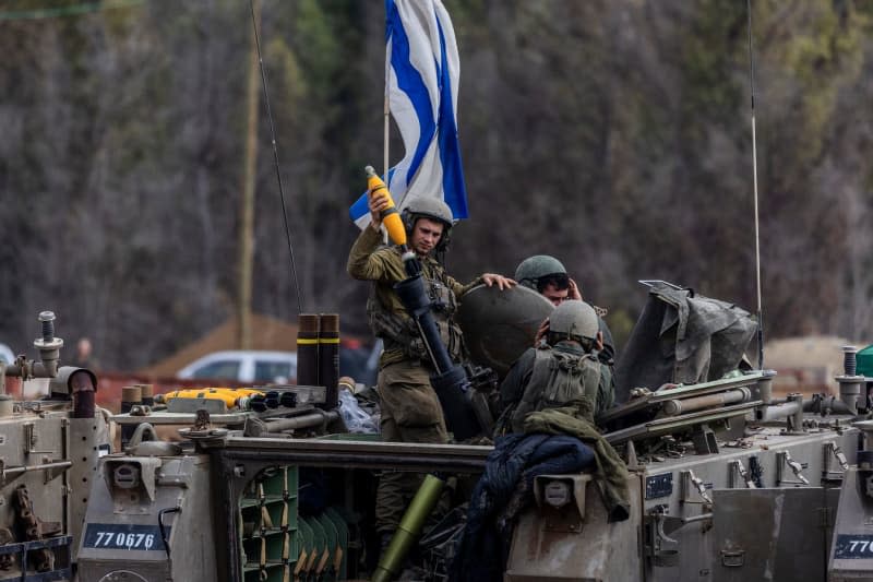 Israeli soldiers fire missiles on the Gaza-Israel border as fighting between Israeli troops and Islamist Hamas militants continues.  At least nine Israeli soldiers were killed in three separate incidents in the Gaza Strip, the military said on Tuesday. Ilia Yefimovich/dpa