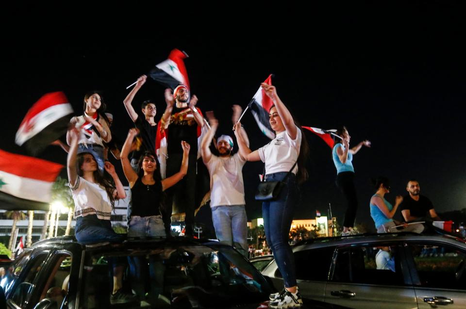 <p>Aun así los partidarios del presidente sirio han querido salir a festejar los resultados a las calles de las principales ciudades del país. (Photo by LOUAI BESHARA/AFP via Getty Images)</p> 