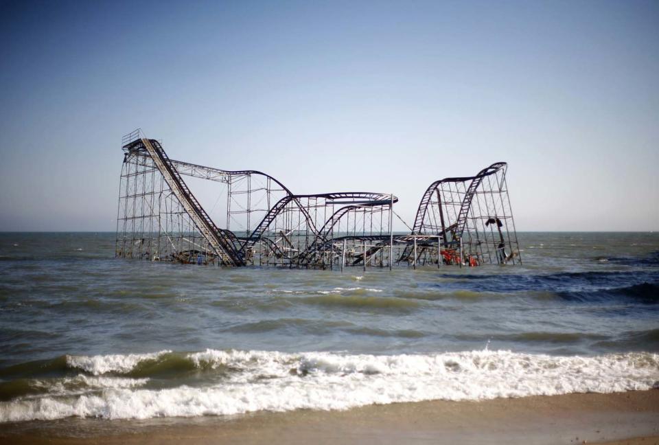 La famosa montaña rusa del parque de diversiones del muelle de Seaside Heights, New Jersey, permanece el 11 de noviembre de 2012, en el mar, tras ser desprendida del puerto gracias al huracán Sandy, el 31 de octubre pasado. REUTERS/Eric Thayer