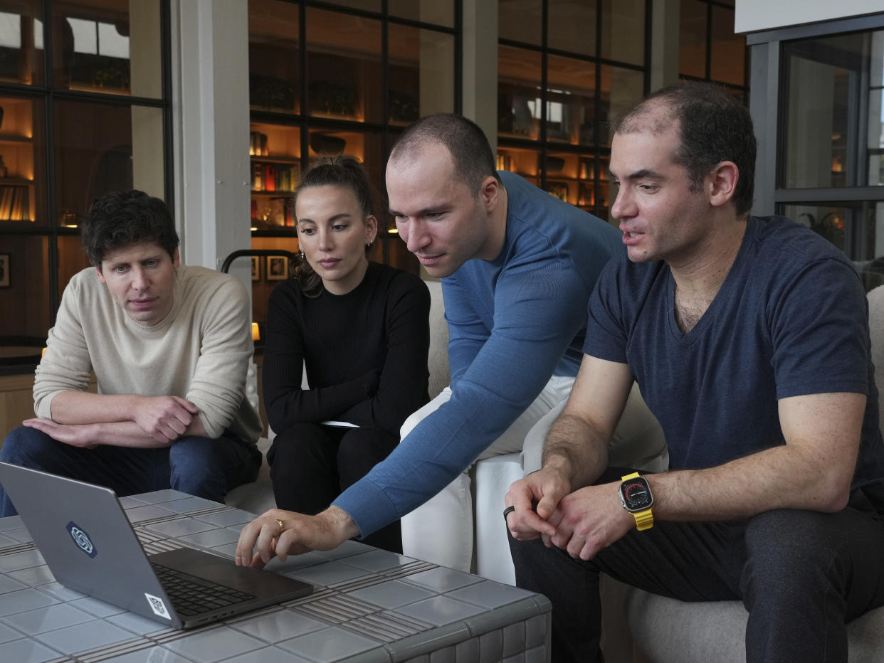 El equipo de OpenAI, compañía creadora de ChatGPT, desde la izquierda: Sam Altman, director ejecutivo; Mira Murati, directora de tecnología; Greg Brockman, presidente, e Ilya Sutskever, científico jefe, en San Francisco, el 13 de marzo de 2023.