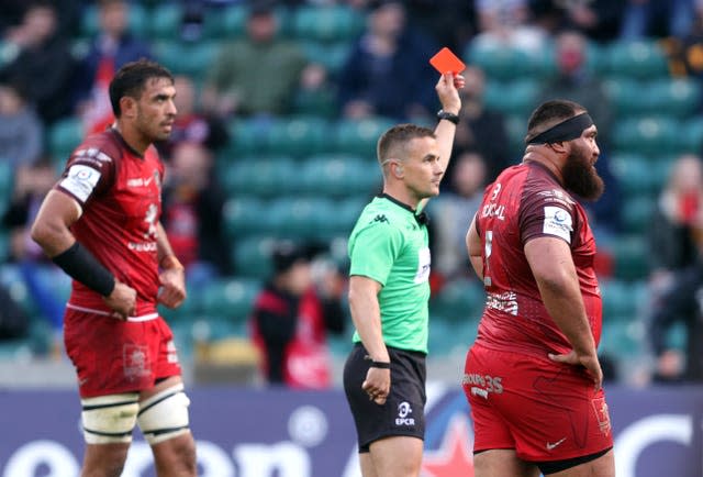 Referee Luke Pearce shows La Rochelle’s Levani Botia a red card