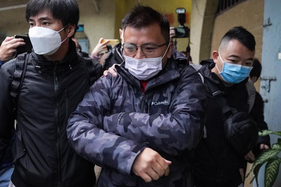 2021年12月29日，香港，《立場新聞》副採訪主任陳朗昇兼香港記者協會主席陳朗昇於清晨被警方國安處人員帶走協助調查。