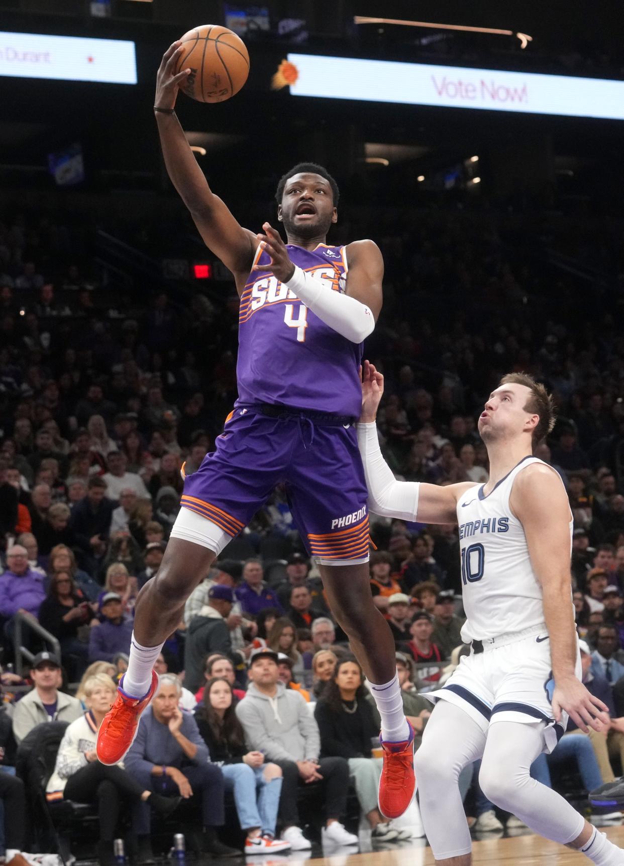 Jan 7, 2024; Phoenix, AZ, USA; Phoenix Suns forward 	Chimezie Metu (4) Memphis Grizzlies shoots the ball over guard Luke Kennard (10) at the Footprint Center.