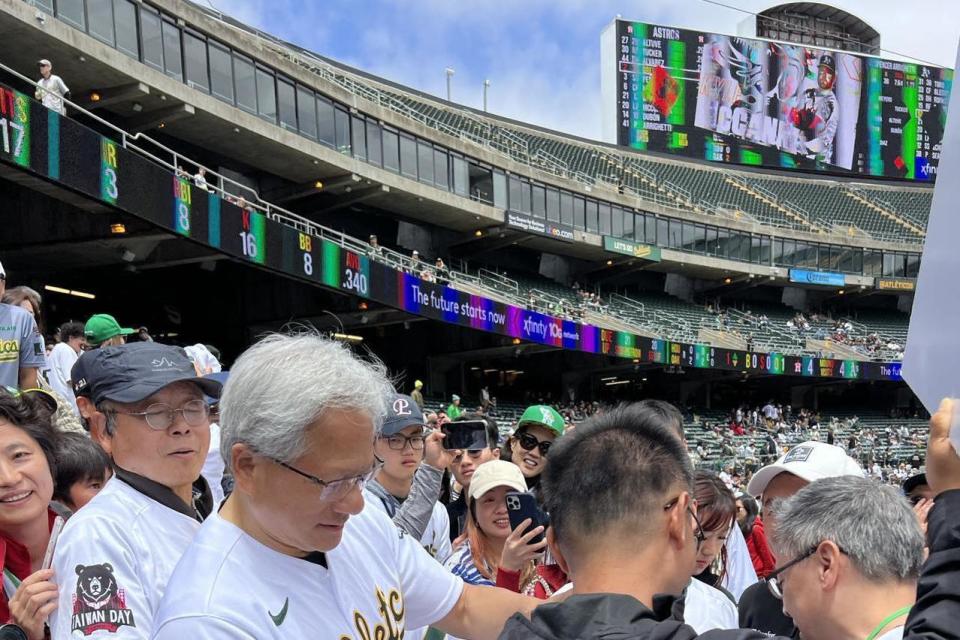 輝達創辦人黃仁勳25日下午1時在屋崙運動家隊主場開完球後被大批粉絲包圍歡呼。（記者劉先進／攝影）