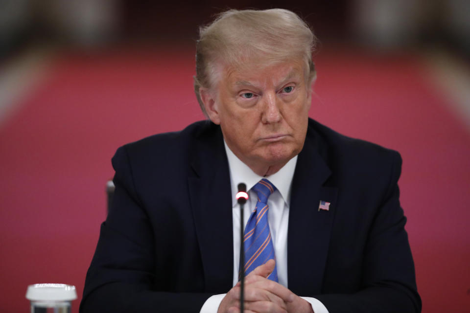 El presidente Donald Trump escucha durante un evento en la Casa Blanca, el martes 7 de julio de 2020, en Washington. (AP Foto/Alex Brandon)