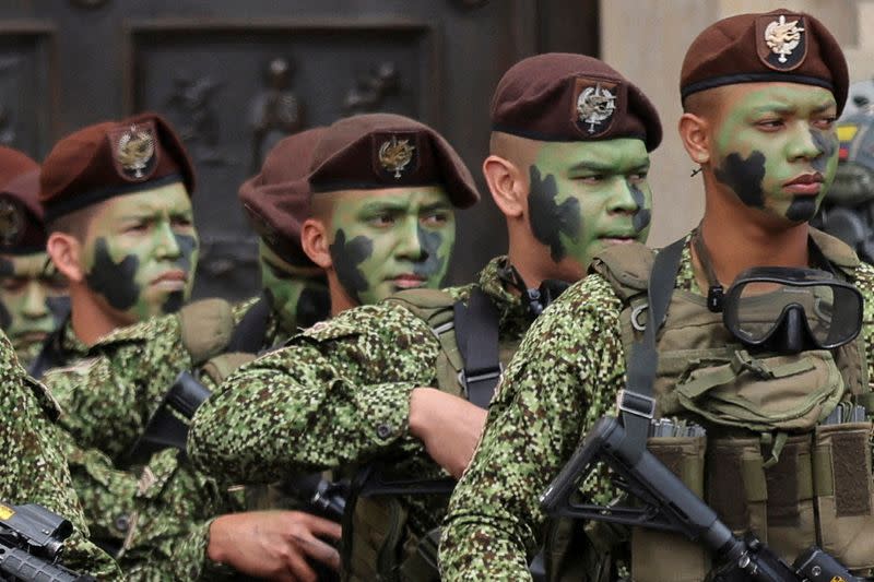 Foto de archivo. Soldados del Ejército colombiano permenecen en alerta en la Plaza Bolívar, en Bogotá