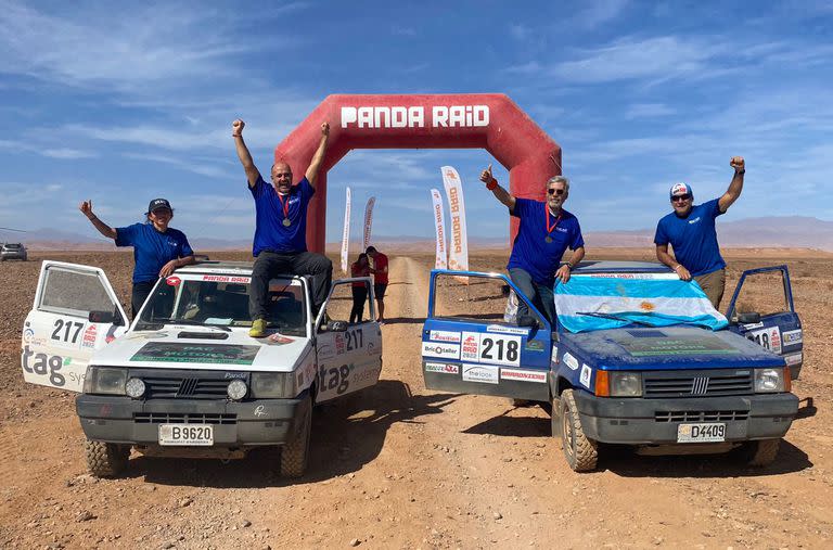 Sebastián Armenault y equipo, a pura emoción en la llegada, con la bandera argentina bien arriba (Instagram @sebasarmenault)