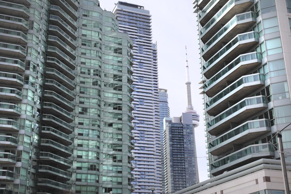 TORONTO, EL 17 DE MARZO Los edificios de apartamentos obstruyen el centro de la ciudad, donde la Torre CN a menudo queda oculta desde la calle.  Esto está en la esquina de Yonge Street y Queen & # 39;  s Muelle.  Balcón de condominio que vive en el centro (Richard Lautens/Toronto Star a través de Getty Images)