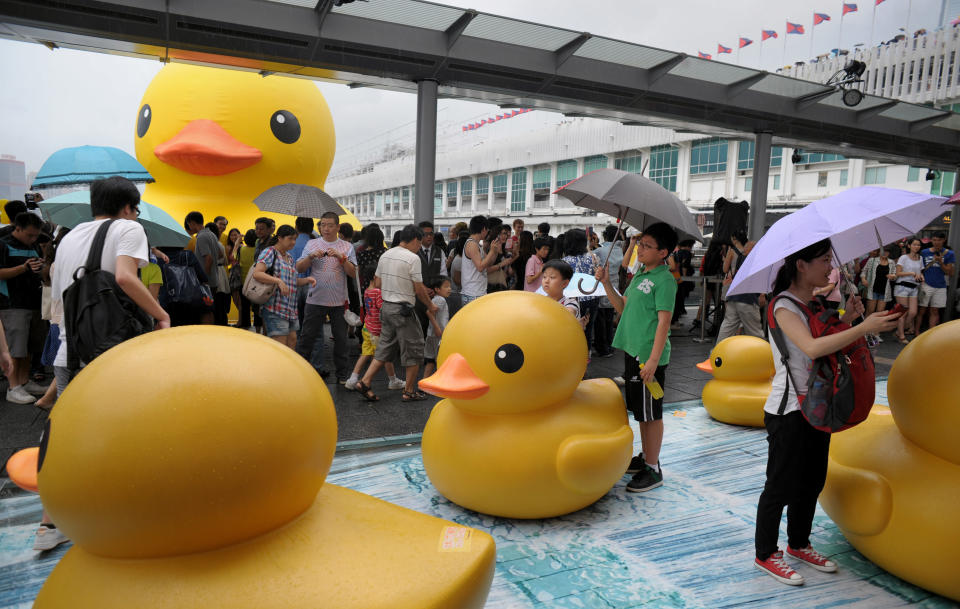 十年前大批市民前往海港城外打卡，人潮不絕。(RICHARD A. BROOKS/AFP via Getty Images)