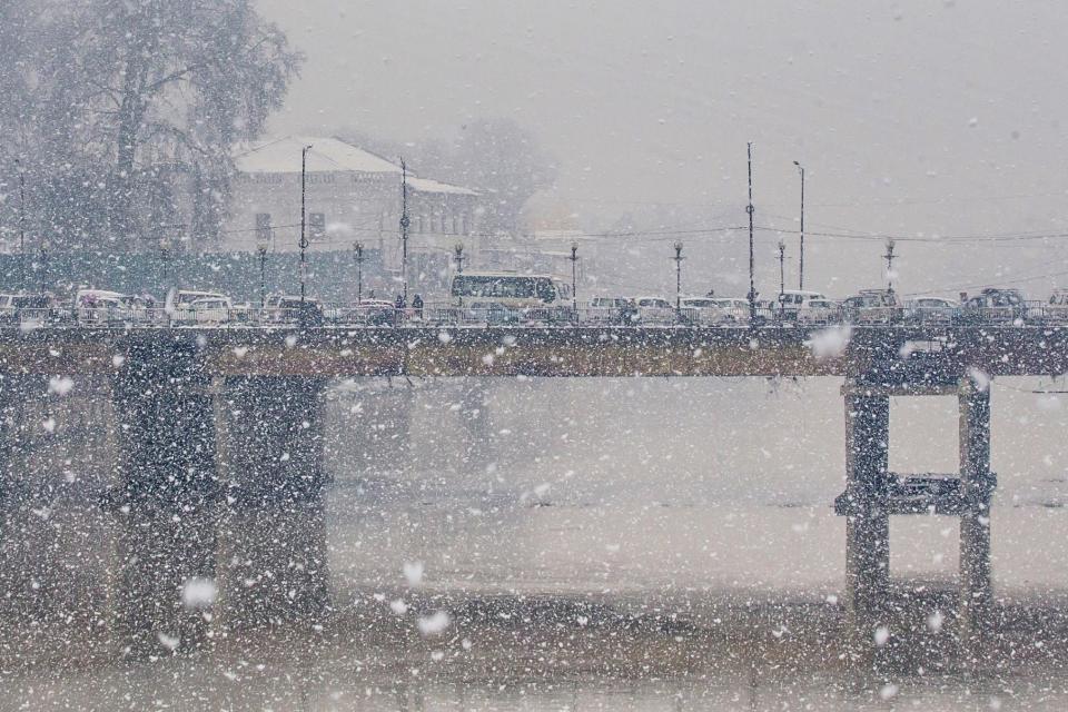 Vehicles stand choked on a bridge due to traffic jam caused by snowfall in Srinagar, Indian controlled Kashmir, Saturday, Jan. 28, 2017. Authorities in Indian-controlled Kashmir have issued avalanche warnings for many parts of the region, as the heavy snowfall has cut off roads, disrupted power and communication lines, and forced the evacuation of hundreds of residents. (AP Photo/Dar Yasin)