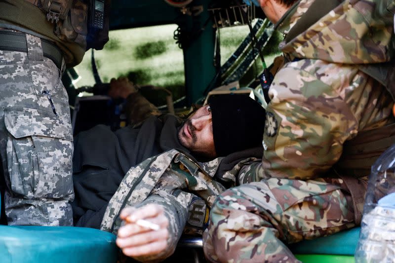 Un soldado ucraniano herido reacciona mientras es tratado por los médicos en el frente oriental