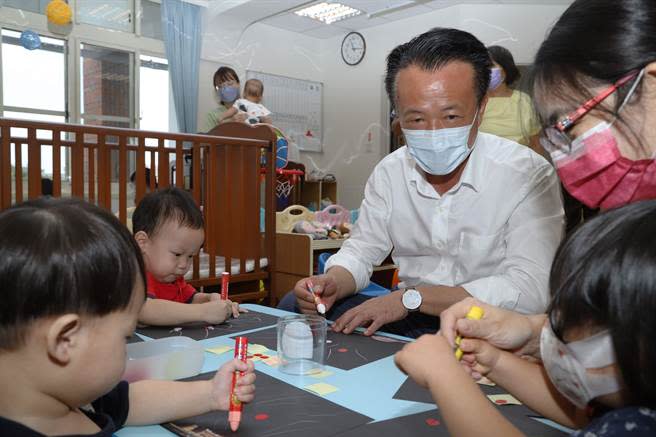 嘉義縣翁章梁陣營強調隨嘉縣6大產業園區和4大重要建設的開發，建構完善育兒環境、完備準公共化托育制度已列為縣政首要政策，圖為翁章梁日前造訪朴子托育資源中心畫面。（嘉義縣政府提供／呂妍庭嘉義傳真）