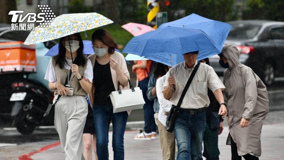 受到午後熱對流發展旺盛影響，部分縣市開始出現雷雨。（圖／TVBS資料畫面）