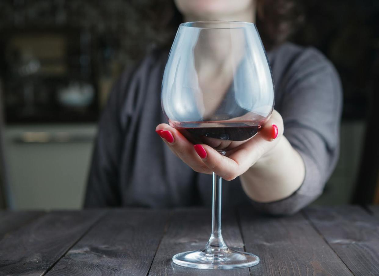 <a href="https://www.shutterstock.com/es/image-photo/alcoholism-issue-female-take-wine-glass-369747449" rel="nofollow noopener" target="_blank" data-ylk="slk:AndreyCherkasov;elm:context_link;itc:0;sec:content-canvas" class="link ">AndreyCherkasov</a>