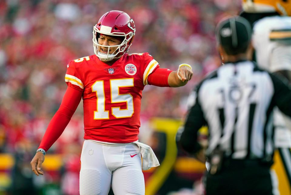 El mariscal de campo de los Kansas City Chiefs, Patrick Mahomes (15), reacciona después de una jugada contra los Green Bay Packers durante el primer cuarto en GEHA Field en Arrowhead Stadium.