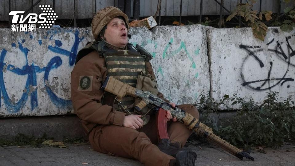 一名烏克蘭軍人正在躲避俄軍空襲。（圖／達志影像路透社）