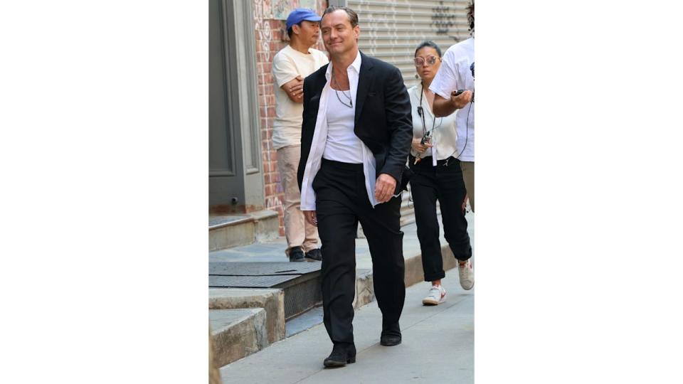 jude law black outfit