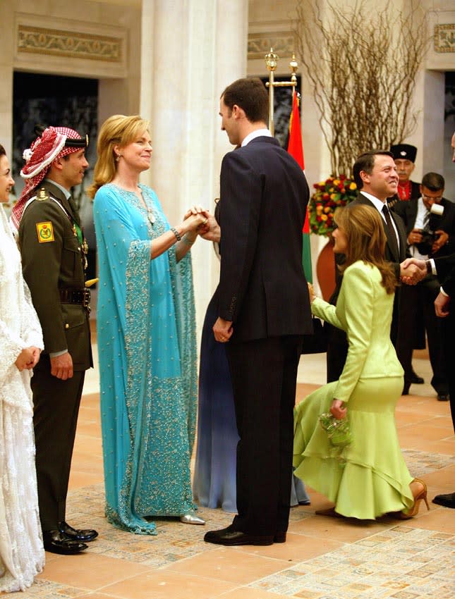 Don Felipe y doña Letizia con la reina Noor