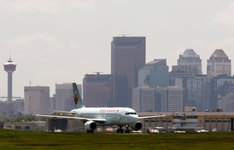 An Air Canada aircraft lands at the Calgary International Airport in Calgary, Alberta, June 17, 2008. REUTERS/Todd Korol
