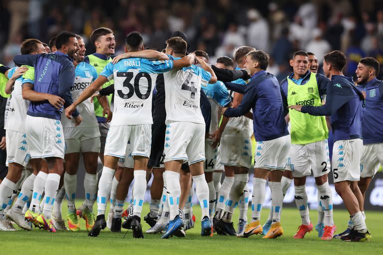 El festejo de todo Racing, tras la obtención de la Supercopa Internacional en Abu Dhabi.