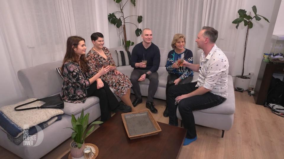 Beim Aperitif bewundern die Gäste die Einrichtung in Jens' neuem Haus, von links: Lisa, Vicky, Paul, Ute und Jens.
 (Bild: RTL)