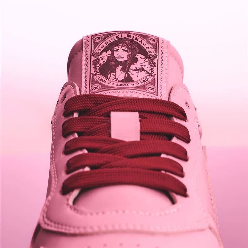 Nicki Minaj X LØCI全系列鞋舌特專屬頭像皇家圖樣，象徵饒舌女皇與LØCI的英國血統致敬。（圖／品牌業者提供）