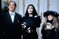 Die Addams-Family hat eine lange Tradition: Der Zeichner Charles Addams erweckte den Grusel-Clan schon in den 30er Jahren zum Leben. Seine Addams-Family-Cartoons erschienen im US-Magazin „New Yorker“ und wurden bereits zwischen 1964 und 1966 als TV-Serie verfilmt. Mit „Die Addams Family“ (1991) und „Die Addams Family in verrückter Tradition“ (1993) holte Regisseur Barry Sonnenfeld die schaurig-lustigen Geschichten ins Kino – mit einer damals 11-jährigen Christina Ricci. (Bild: ddp images)