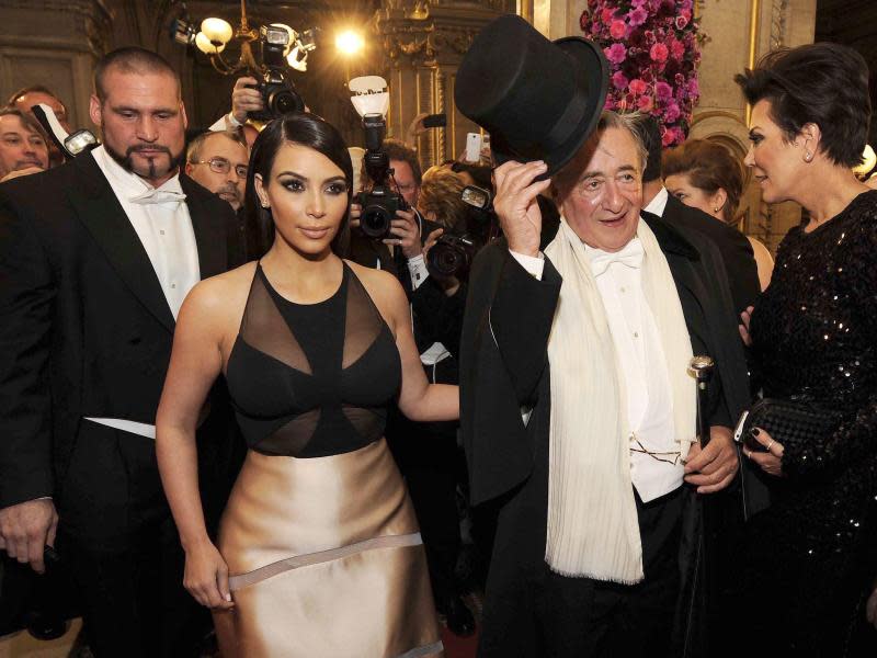 Im rückenfreien Designerkleid begleitet Kim Kardashian Richard «Mörtel» Lugner. Foto: Herbert Pfarrhofer