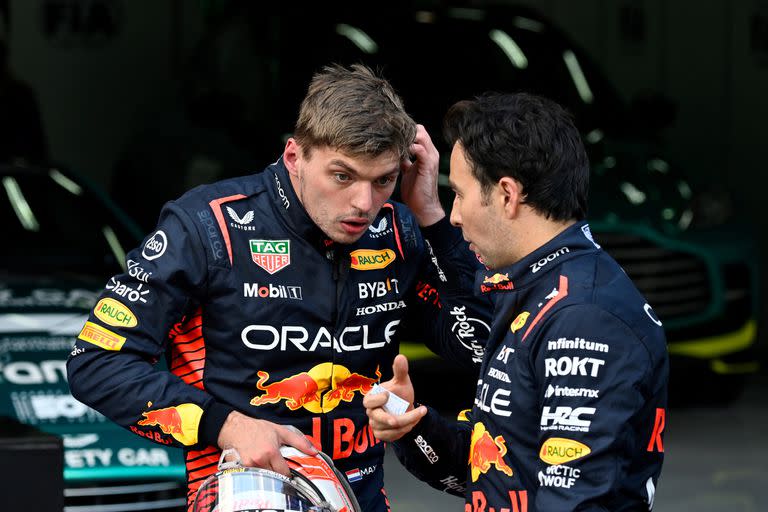 Verstappen y Pérez, compañeros en Red Bull, dialogan luego de la qualy en Spa-Francorchamps.