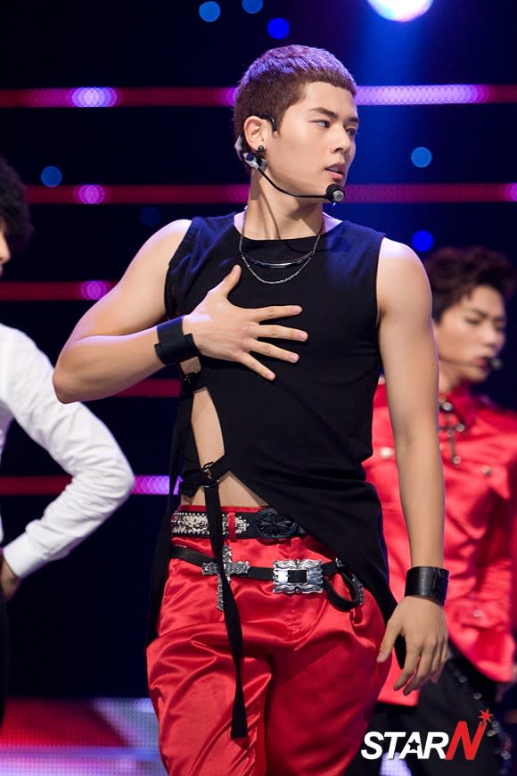 [Photo] ZE:A's Dong Jun showing a sexy performance