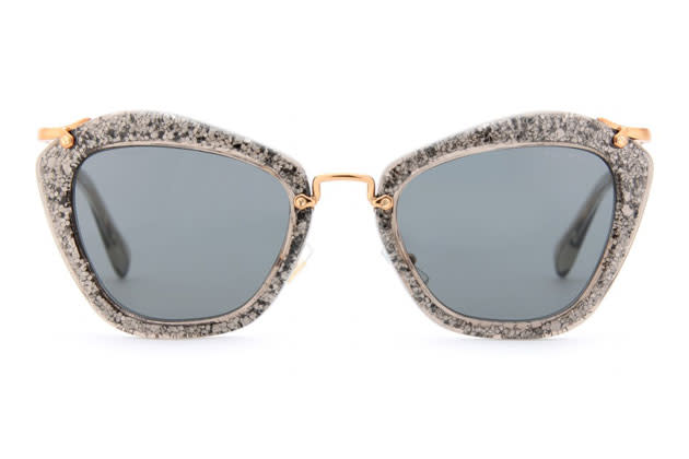 Miau! Cat Eye-Sonnenbrillen im Stil der 40er Jahre sind ein Must-Have in diesem Sommer. Mit dem extravaganten Modell von Miu Miu fallen Sie garantiert auf, wenn sie auf der Jagd nach Schnäppchen durch die Stadt sträunen. (260,00 Euro über mytheresa.com)