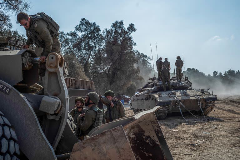Vehículos militares de combate y tanques israelíes son vistos cerca de la frontera entre Israel y Gaza mientras continúan los combates entre las tropas israelíes y los militantes del grupo palestino Hamás. Foto: Ilia Yefimovich/dpa