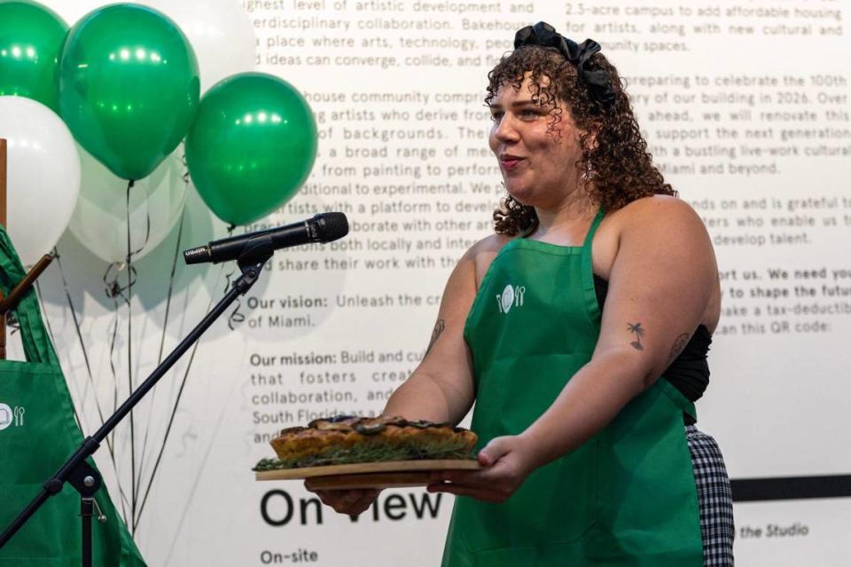 La concursante Rosie Castaldo presentando su producto horneado, "La particular tristeza de una 'focaccia'", inspirado en el libro "The Particular Sadness of Lemon Cake".