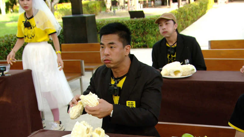 在「結婚麥偷吃」遊戲環節中，柯有倫偷吃苦瓜被主持人吳宗憲。（圖／三立提供）