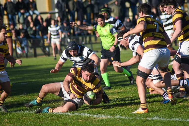 Lisandro García Dragui defiende el in-goal y evita el try de CASI; Belgrano se llevó una victoria importantísima de la Catedral